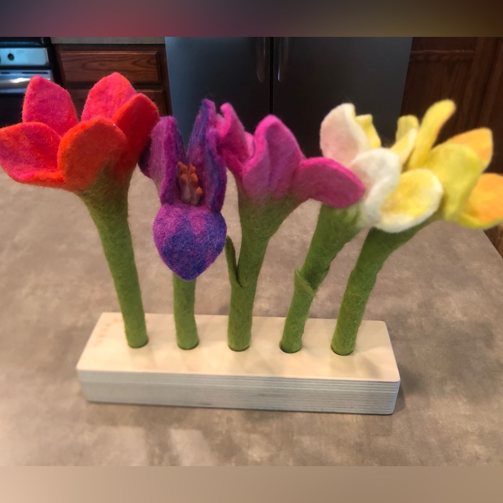 Lovevery Felt Flowers With Stand